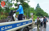 CSGT Hà Nội ứng trực hỗ trợ người dân di chuyển qua vùng ngập úng